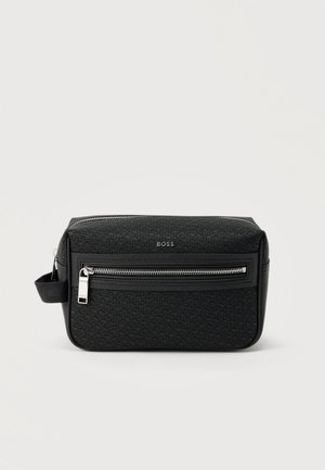 Mustast tekstuuriga ristkülikukujuline tualett-tarvete kott, esiküljel tõmblukuga tasku, hõbedane tõmblukukee, küljetalje ja väike „BOSS" logo tõmbluku kohal.
