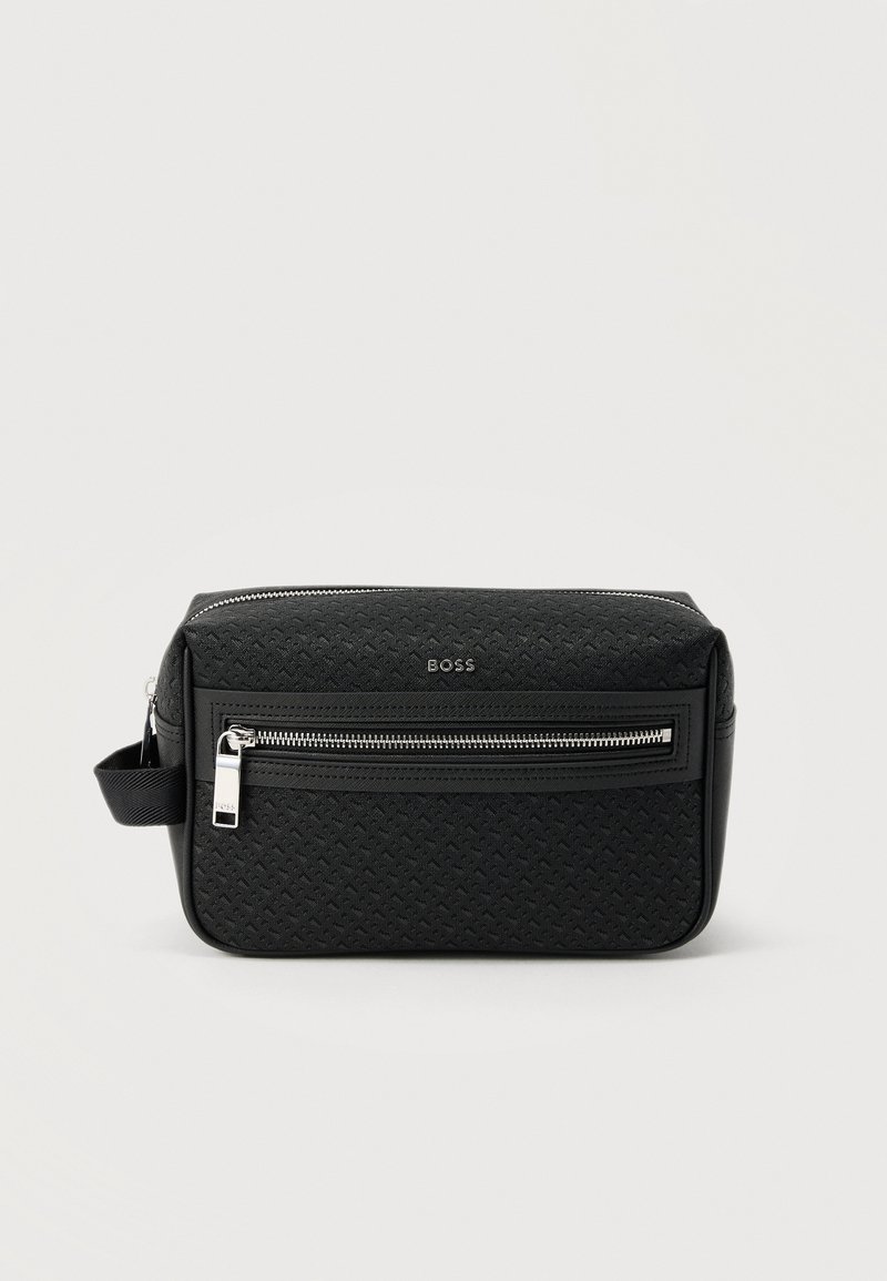 Μαύρο ορθογώνιο νεσεσέρ με υφή, εμπρός τσέπη με φερμουάρ, ασημένια γλώσσα τράβηγματος, πλαϊνό λουρί και μικρό λογότυπο "BOSS" πάνω από το φερμουάρ.