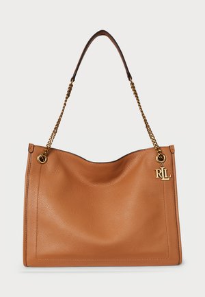 Bolsa tote de couro tan com um design descontraído, alça acentuada por corrente, ferragens douradas e detalhe de logotipo em relevo na lateral.