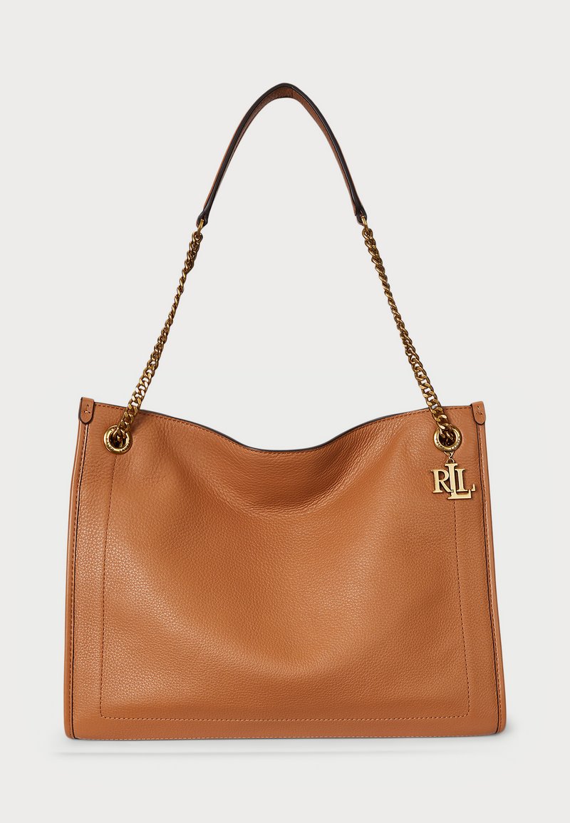 Καφετί δερμάτινος τσαντάκι ώμου με χαλαρή σχεδίαση, λουρί με κρέμασμα αλυσίδας, χρυσές λεπτομέρειες και ανάγλυφο λογότυπο στο πλάι.