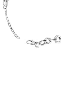 Sølv kædearmbånd med blandede ovale og hexagonale led, bogstavlås og lille hexagonal tag med indgraveringen "BREIL."