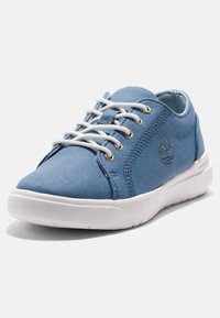 Sneaker in tela blu con lacci bianchi, suola in gomma bianca e logo ricamato. Presenta punta arrotondata e dettagli cuciti sui lati.