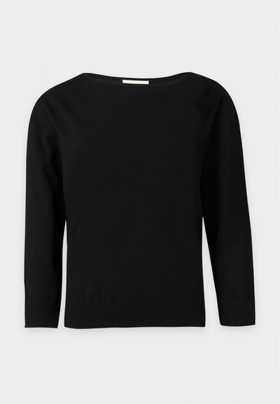 Pull noir à manches longues avec un large col rond, ourlet et poignets côtelés, présenté sur un fond uni gris clair.
