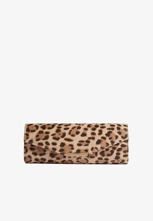 Bolso de mano rectangular con estampado de leopardo, cierre de solapa y pequeño detalle rectangular en tono dorado en el frente.