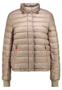 Doudoune matelassée beige pour femme avec col montant, fermeture éclair devant, poches latérales zippées et poignets côtelés.