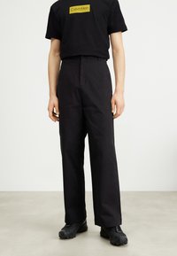 Calvin Klein - MODERN RELAXED WIDE - Püksid - black Väikepilt 1