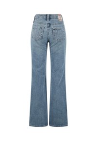 SVETLO MODRI RAZŠIRJENI JEANS S VIŠJIM PASOM, DVE ZADNJI ŽEP IN USNJENIM PACHEM NA HRBTNEM PASU. GLADKA TEXTURA, RAVNE NOGE.