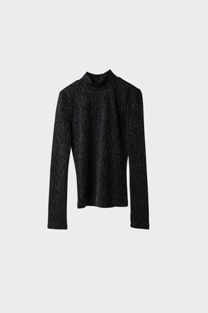 Zwarte turtleneck met lange mouwen, gemaakt van een textiel met textuur en voorzien van metallic draadaccenten, met een getailleerde pasvorm.