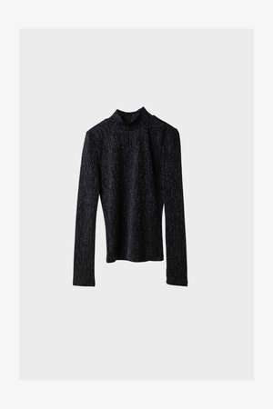 Zwarte turtleneck met lange mouwen, gemaakt van een textiel met textuur en voorzien van metallic draadaccenten, met een getailleerde pasvorm.