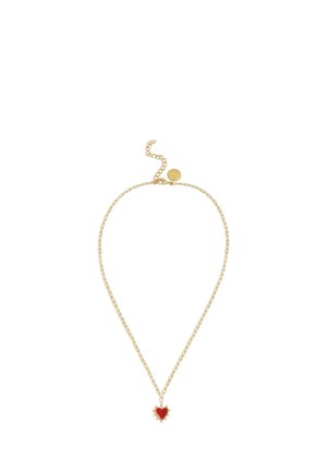 Collier en chaîne dorée avec un petit pendentif en forme de cœur rouge entouré de petites pointes, et une fermoir réglable avec une étiquette ronde.