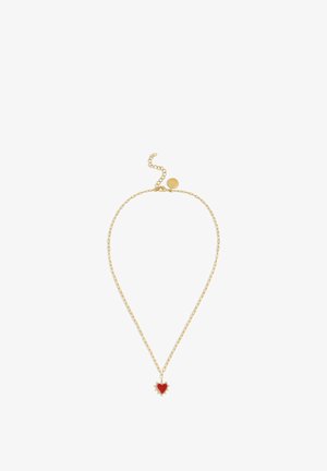Collana con catenina dorata e piccolo ciondolo a cuore rosso circondato da piccole punte, con chiusura regolabile e targhetta tonda.