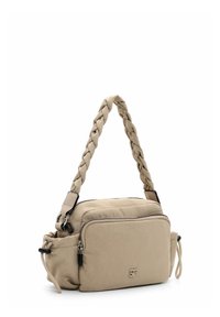 Sac bandoulière beige avec sangle tressée, deux compartiments zippés et texture douce. Comprend un détail à cordon et un logo à l'avant.