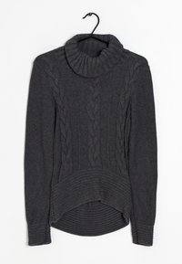 Suéter de punto gris oscuro con un alto cuello vuelto acanalado y un patrón de trenzas, que presenta un dobladillo acanalado y mangas largas.