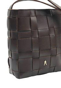 Sac à main en cuir marron avec un design tissé et une texture lisse. Doté d'un emblème en or et d'une seule bandoulière.