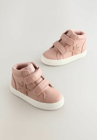 Baskets montantes en simili cuir rose avec deux bandes Velcro, une semelle en caoutchouc blanc et un accent étoile pailleté sur le côté.