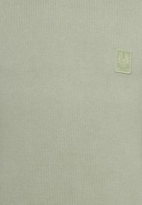 Ljust grönt stickat tröja med en strukturerad yta och en liten präglad logotyp i matchande färg. Enkelt, avslappnat design.