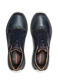 Baskets en cuir bleu marine et en maille avec un bout rond, un design texturé, des accents beige contrastants et des caractéristiques de semelle intérieure de marque.