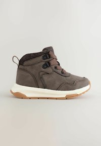 Braune High-Top-Sneaker mit einem strukturierten Stoffkragen, Schnürdesign und weißer Zwischensohle. Merkmale sind schwarze Ösen und eine Gummisohle.