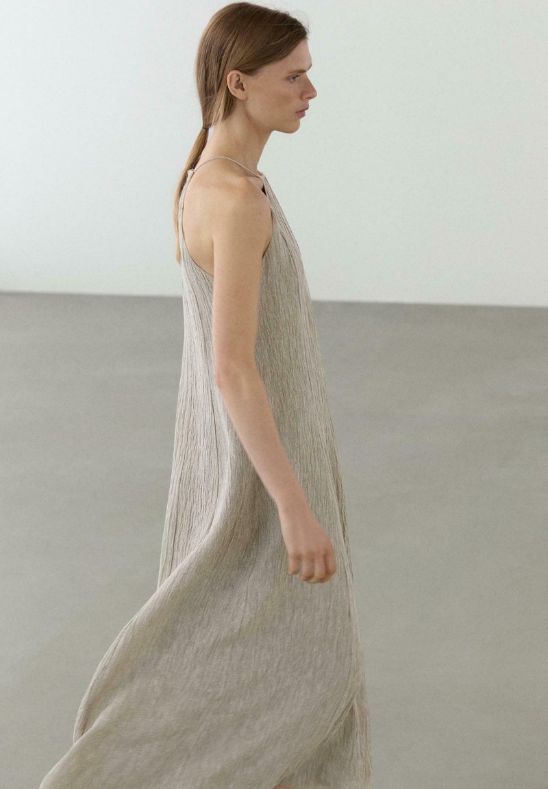 Massimo Dutti FLOWING LINEN BLEND DRESS WITH GATHERED NECKLINE - Maxikleid - grey/grau - Zalando.at Massimo Dutti FLOWING LINEN BLEND DRESS WITH GATHERED NECKLINE - Maxikleid - grey/grau - Zalando.at