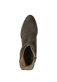 Grijze suede enkellaars met een spitse neus, binnenrits en zachte beige voering. Beschikt over een subtiele textuur met minimale stikseldetails.