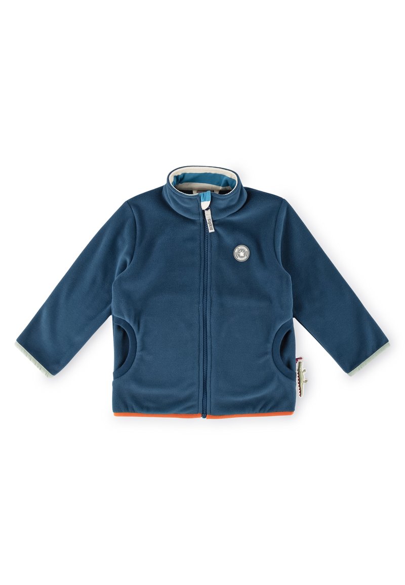 Marineblaue Fleece-Zip-Jacke mit Stehkragen, seitlichen Taschen und kontrastierendem orangem Saum. Mit einem Logopatch auf der Brust.