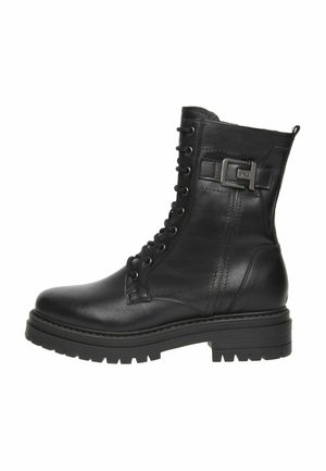 Botte de combat en cuir noir à lacets avec une semelle épaisse et une sangle décorative en métal sur le côté.