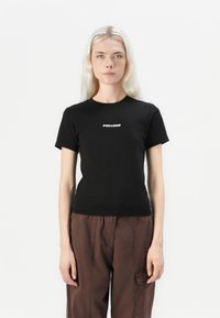 Fekete pamut póló rövid ujjal és kerek nyakkivágással, fehér "PEGADOR" felirattal a mellkasán.