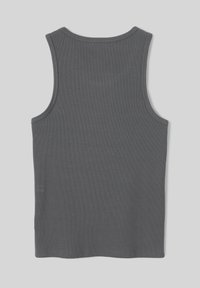 Débardeur gris à côtes avec un col rond et de larges bretelles. Le tissu a une texture lisse et une silhouette ajustée.