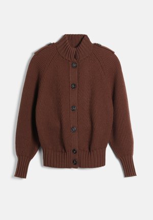 Cardigan marron tricoté avec un col montant côtelé, des manches longues, de gros boutons noirs sur le devant et des poignets et un ourlet côtelés.