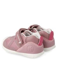 Zapatos infantiles rosas con una mezcla de material de cuero y malla, que cuentan con una correa de velcro, suelas blancas y acentos texturizados en el talón.