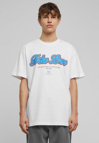 Hvid bomulds t-shirt med et farverigt "Take Love" grafik i blåt og rødt, med en afslappet pasform og korte ærmer.