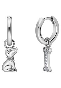 Silberne Ohrringe mit einer kleinen Hundefigur und einem Knochenanhänger, wobei der Knochen mit klaren Strasssteinen akzentuiert ist, beide mit glatten Oberflächen.