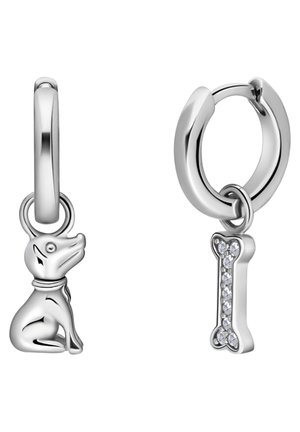 Silberne Ohrringe mit einer kleinen Hundefigur und einem Knochenanhänger, wobei der Knochen mit klaren Strasssteinen akzentuiert ist, beide mit glatten Oberflächen.