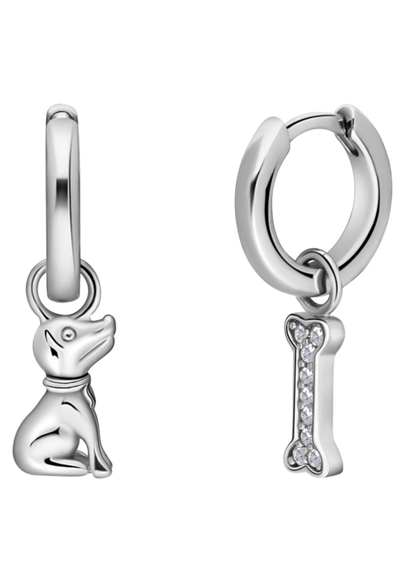 Silberne Ohrringe mit einer kleinen Hundefigur und einem Knochenanhänger, wobei der Knochen mit klaren Strasssteinen akzentuiert ist, beide mit glatten Oberflächen.