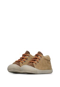 Scarpe scamosciate color tan con accenti marroni, punta rotonda e suola in gomma. Presentano lacci arancioni e occhielli in metallo. Design a taglio basso con dettagli cuciti.