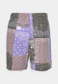 Pantaloni corti patchwork con una miscela di motivi bandana marroni, viola e verdi, dotati di una vita elasticizzata e una tasca laterale.