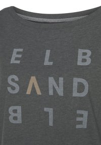 Graues Baumwoll-T-Shirt mit Rundhalsausschnitt und großem, strukturiertem Grafikdruck in verschiedenen Farben. Das Design enthält Buchstaben und ein umgekehrtes Dreieck.