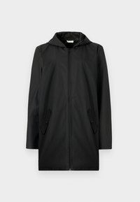 Giacca da pioggia nera con chiusura a zip, cappuccio regolabile e due tasche laterali con patta a bottone. Materiale liscio e leggero.