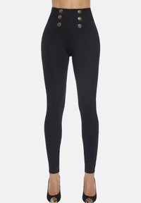 Czarne spodnie z wysokim stanem o gładkiej fakturze, ozdobione złotymi guzikami z przodu, o kroju zwężanym, bez widocznych wzorów.