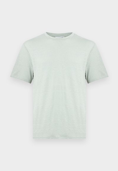 Ανοιχτό γκρι κοντομάνικο μπλουζάκι με στρογγυλή λαιμόκοψη, με διακριτική υφή υφάσματος και ίσια ραφή στο τελείωμα.