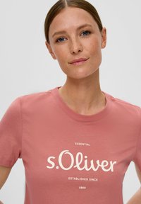 s.Oliver MIT LOG - T-shirt imprimé - altrosa