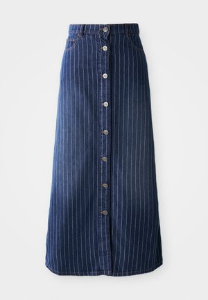 Donkerdenim maxi rok met verticale witte strepen, knoopsluiting aan de voorkant en een lichte flare aan de zoom. Bevat vijf knopen en contrasterende stiksels.