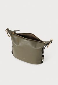 Borsa in pelle verde oliva con chiusura a zip, hardware in tono oro e finitura testurizzata. Presenta delle cinghie laterali e una tasca interna.