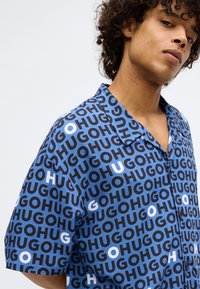 HUGO RELAXED niebieski