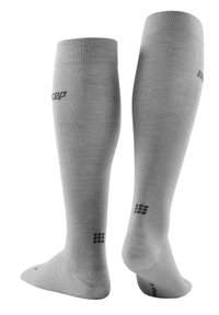Helle graue knöchellange Kompressionssocken mit gerippten Bündchen, Logodetail und glatter Textur. Verstärkte Zehen und Ferse für Langlebigkeit.