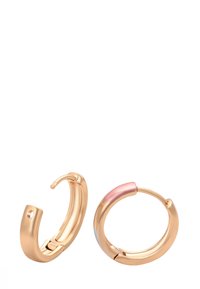 Goldfarbene Creolen mit einem schlanken, polierten Design. Eine hat einen pinken Akzent, während die andere über ein Ausstanzungsdetail verfügt.