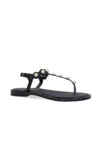 Sort flad sandal med tæer post design. Har en scalloped rem med dekorative metal accenter. Glat læder overdel og gummisål.