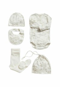 Babykleidungset bestehend aus einem Langarmbody, Mütze, Lätzchen, Socken und einem Zugbeutel. Helle beige Stoff mit dezenten Tiermustern.