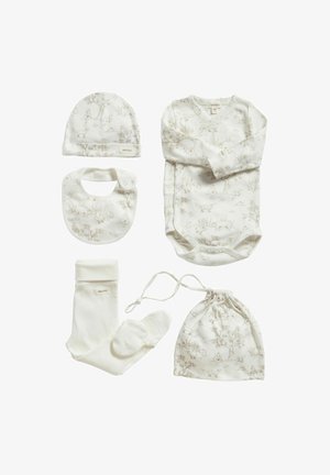 Zestaw odzieży niemowlęcej, w skład którego wchodzi bodysuit z długim rękawem, czapka, śliniak, skarpetki i torba ze sznurkiem. Jasno beżowy materiał z delikatnymi wzorami zwierząt.