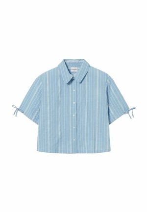Chemise bleu clair à manches courtes avec boutons, rayures blanches verticales et petits nœuds noués sur chaque manche.